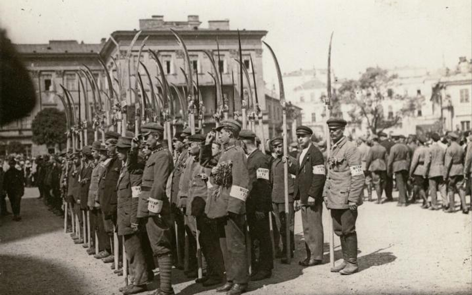 Warszawa, plac Saski, sierpień 1920 r. Kosynierzy – ochotnicy na front polsko-bolszewicki. Na opaska