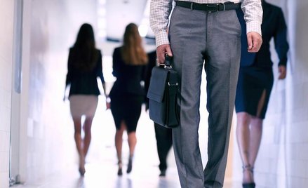 Aby zmniejszyć negatywne skutki wielogodzinnego siedzenia trzeba spacerować 2,5 godziny tygodniowo