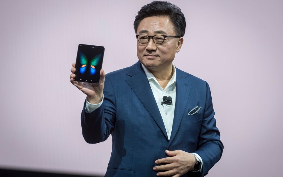 DJ Koh, szef mobilnej części Samsung Electronics demonstruje Galaxy Fold w San Francisco