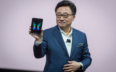 DJ Koh, szef mobilnej części Samsung Electronics demonstruje Galaxy Fold w San Francisco