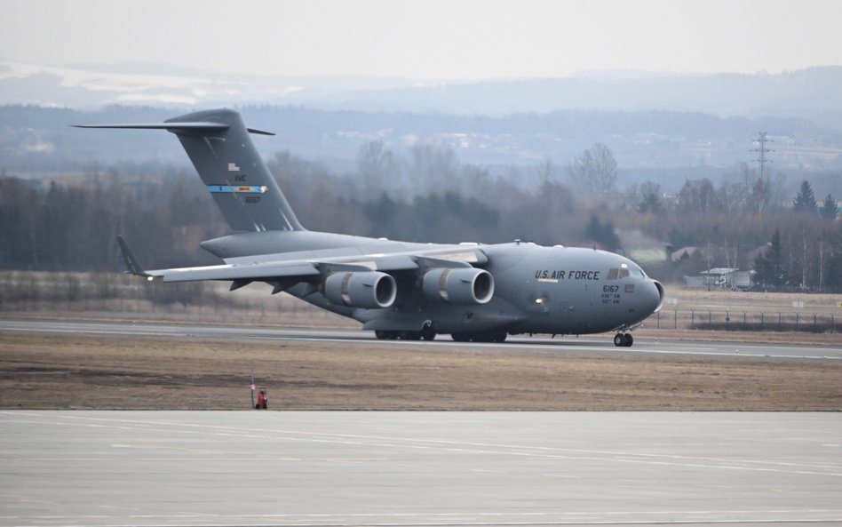 Samolot transportowy Boeing C-17 Globemaster III z żołnierzami 82. Dywizji Powietrznodesantowej USA 