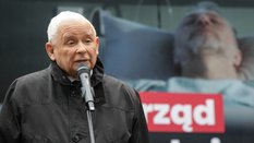 Prezes PiS Jarosław Kaczyński na konferencji prasowej przed siedzibą Prawa i Sprawiedliwości w Warsz