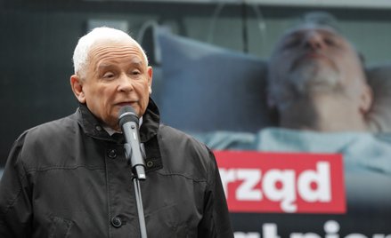 Prezes PiS Jarosław Kaczyński na konferencji prasowej przed siedzibą Prawa i Sprawiedliwości w Warsz