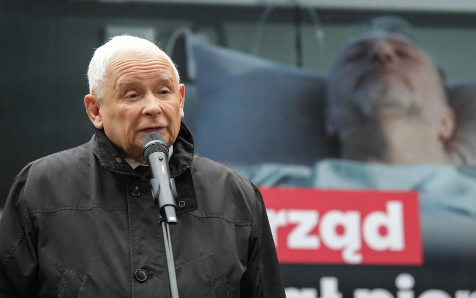 Prezes PiS Jarosław Kaczyński na konferencji prasowej przed siedzibą Prawa i Sprawiedliwości w Warsz