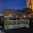 Protest pod hasłem "Ani jednej więcej" na Rynku Głównym w Krakowie. Protest przeciwników ograniczani