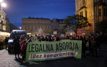 Protest pod hasłem "Ani jednej więcej" na Rynku Głównym w Krakowie. Protest przeciwników ograniczani