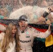 Nico Rosberg, żona mistrza świata Vivian Sibold i szampan.