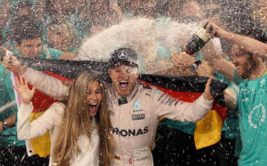 Nico Rosberg, żona mistrza świata Vivian Sibold i szampan.