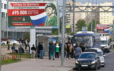 Plakaty werbunkowe zachęcają do podjęcia „prawdziwie męskiej pracy” (na zdjęciu w Sankt Petersburgu 