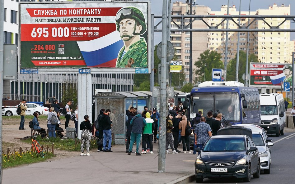 Plakaty werbunkowe zachęcają do podjęcia „prawdziwie męskiej pracy” (na zdjęciu w Sankt Petersburgu 