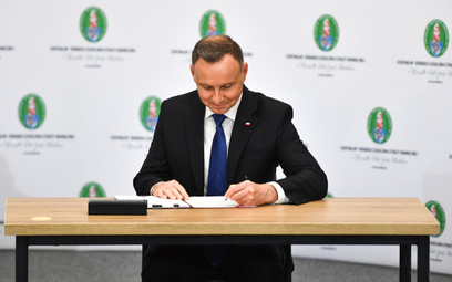 Otoczenie Tuska: Prezydenta do podpisu przekonały miejsca na listach PiS