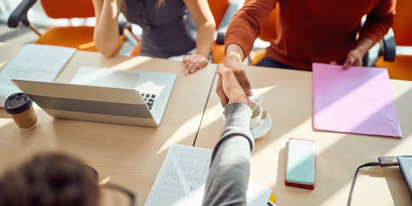 Powakacyjne odbicie w ofertach pracy słabsze niż przed rokiem