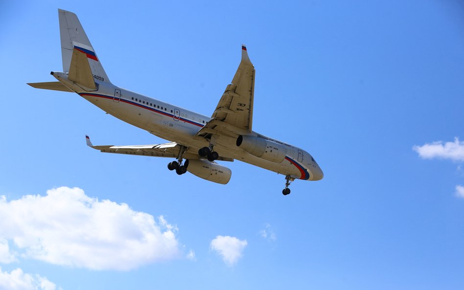 Rosyjski samolot Tupolew Tu-204-300 podchodzi do lądowania na lotnisku w Ankarze, gdzie doszło do wy