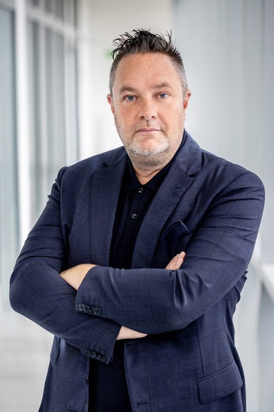 PIETER SPEE jest współautorem 28 publikacji naukowych i 7 patentów. Odegrał ważną rolę w rozwoju dwó