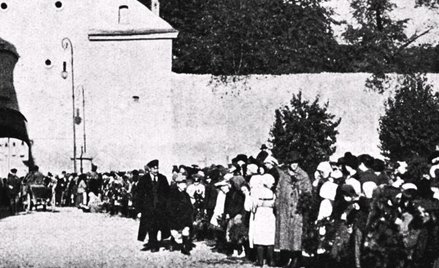 Wilno, 8 października 1920. Tłum przed Ostrą Bramą