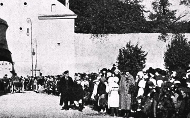 Wilno, 8 października 1920. Tłum przed Ostrą Bramą