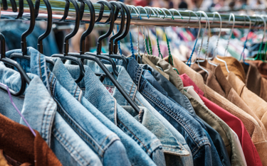 Firmy odzieżowe coraz częściej przetwarzają już wykorzystane materiały. Fot./Shutterstock