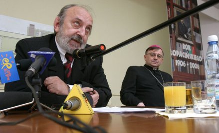 Krzysztof Masłoń z bp. Józefem Życińskim podczas promocji książki duchownego w Lublinie, rok 2006