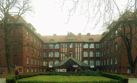 Uniwersytecki Szpital Kliniczny w Poznaniu. To tutaj wykonano implantację układu V-A ECMO, czyli met