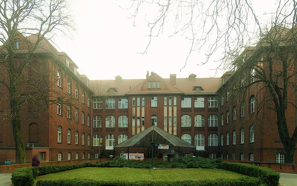 Uniwersytecki Szpital Kliniczny w Poznaniu. To tutaj wykonano implantację układu V-A ECMO, czyli met