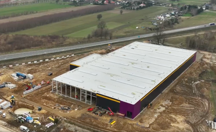 Bełchatowski zakład produkcji paneli i chłodni w budowie w marcu 2024 roku.