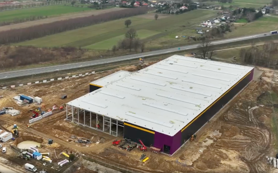 Bełchatowski zakład produkcji paneli i chłodni w budowie w marcu 2024 roku.