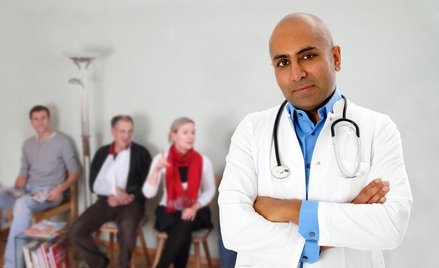 Lekarz z Indii ma mniejsze przywileje w Polsce niż ten z Unii