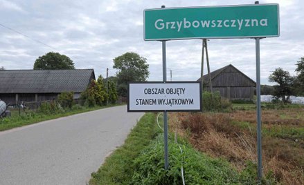 Tabliczka informująca o stanie wyjątkowym obowiązującym w miejscowości Grzybowszczyzna