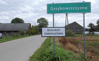 Tabliczka informująca o stanie wyjątkowym obowiązującym w miejscowości Grzybowszczyzna