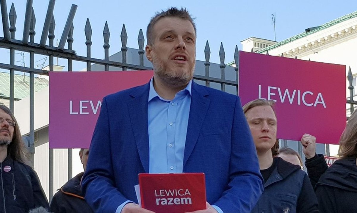 Lewica Razem ma prezent dla Morawieckiego: Piłkę - rp.pl