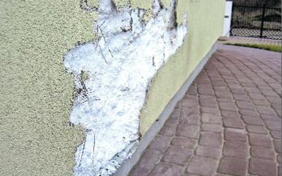 W przypadku mechanicznego uszkodzenia materiału termoizolacyjnego należy wyciąć uszkodzony fragment 