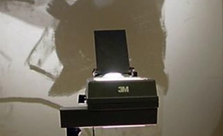 Abstrakcyjne kolaże wykonane przez czterolatki. Inspiracją były prace Marka Piaseckiego w warszawski