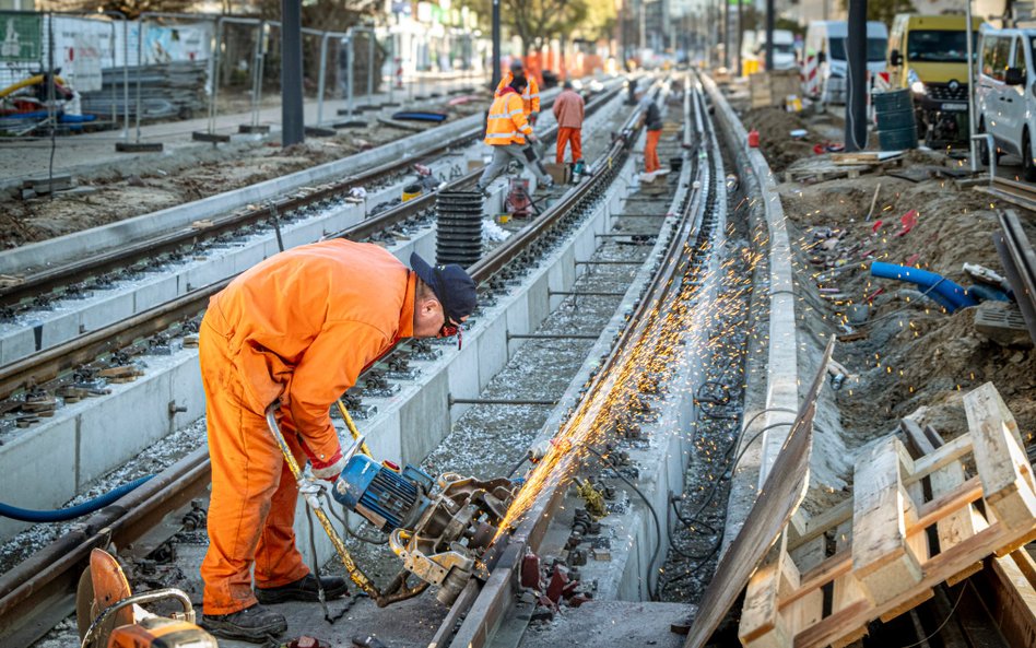 Poprawki szlifierskie na nitce torów w kierunku ulicy Puławskiej