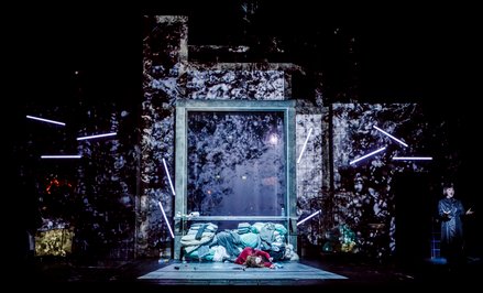 Mroczny świat „Kobiety bez cienia” w spektaklu Mariusza Trelińskiego