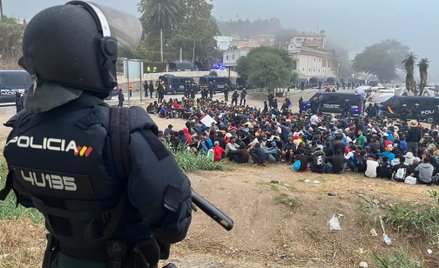 Hiszpańska policja likwiduje największy obóz migrantów w Ceucie