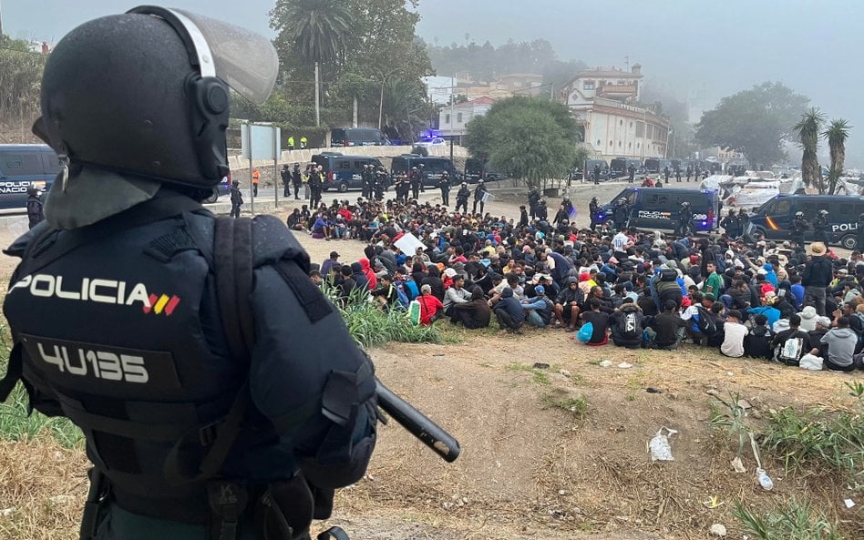 Hiszpańska policja likwiduje największy obóz migrantów w Ceucie