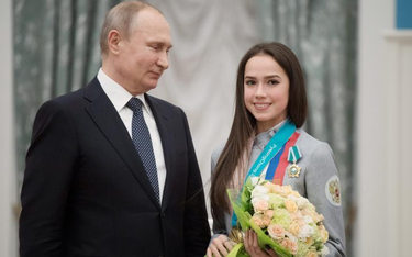 Alina Zagitowa (z prawej) zdobyła w Pjongczangu złoto w łyżwiarstwie figurowym pod flagą neutralną, 