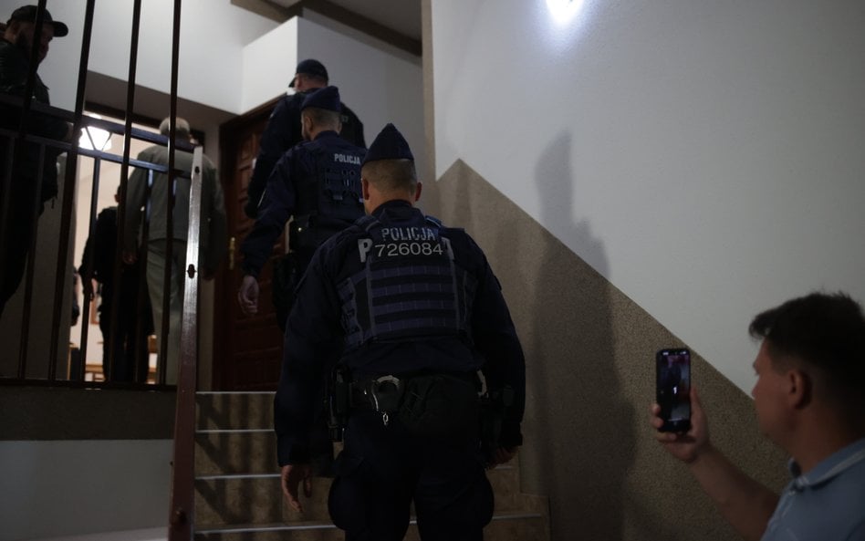 Biskup bielsko-żywiecki Roman Pindel został ewakuowany z kościoła w Grojcu w eskorcie policji