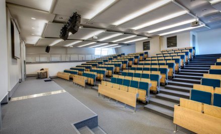 Dodaje, że im większa sala, tym czas pogłosu jest też dłuższy