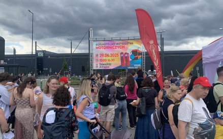 Ekran z harmonogramem wydarzeń i mnóstwo odwiedzających, którzy licznie przybyli na mistrzostwa