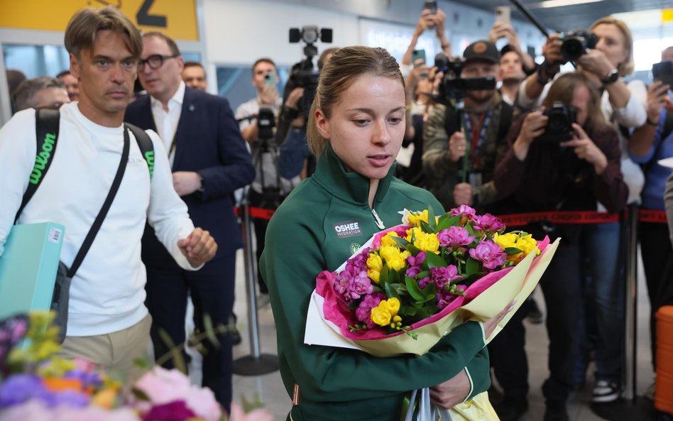 Maja Chwalińska i jej menedżer Piotr Szczypka podczas powitania na warszawskim lotnisku Okęcie. Pols