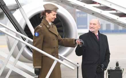 Minister obrony narodowej Antoni Macierewicz (P) i pięcioboistka, st. szer. Oktawia Nowacka (L), któ