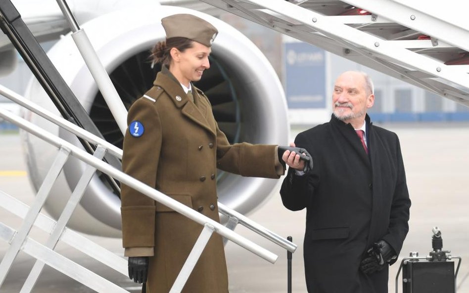 Minister obrony narodowej Antoni Macierewicz (P) i pięcioboistka, st. szer. Oktawia Nowacka (L), któ
