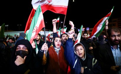 Demonstracja w Teheranie po ogłoszeniu przez Donalda Trumpa 14-dniowego zawieszenia broni