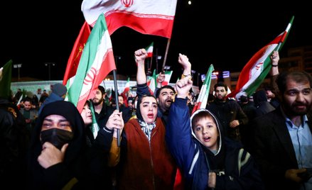 Demonstracja w Teheranie po ogłoszeniu przez Donalda Trumpa 14-dniowego zawieszenia broni