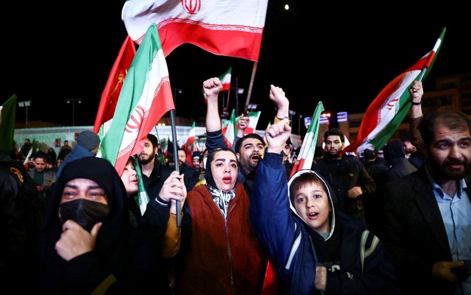 Demonstracja w Teheranie po ogłoszeniu przez Donalda Trumpa 14-dniowego zawieszenia broni