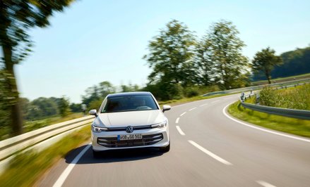 Volkswagen Golf Hatchback z napędem typu full hybrid o mocy 136 KM