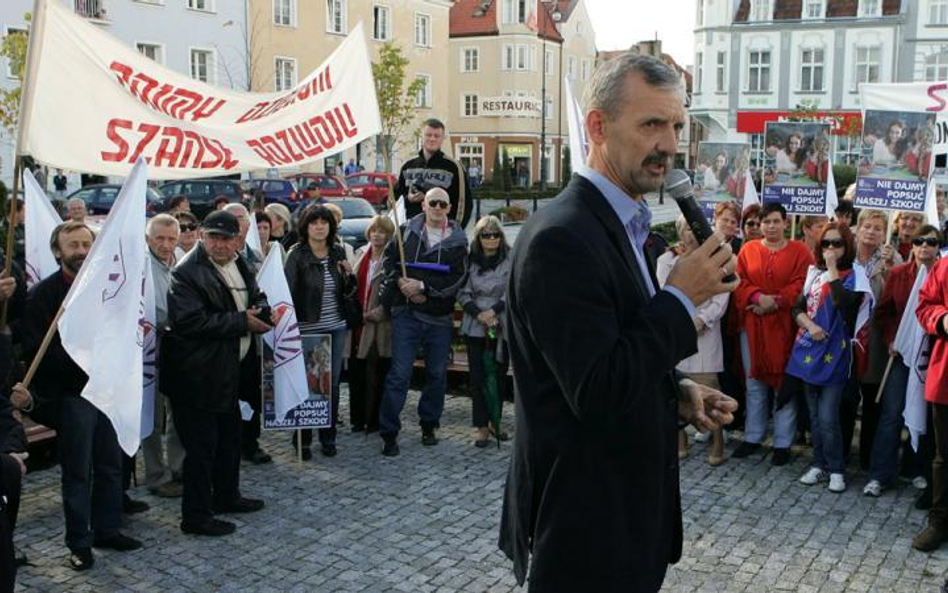 Niekorzystne zjawiska w szkole konserwuje ZNP, którego szef Sławomir Broniarz grozi protestami, gdy 