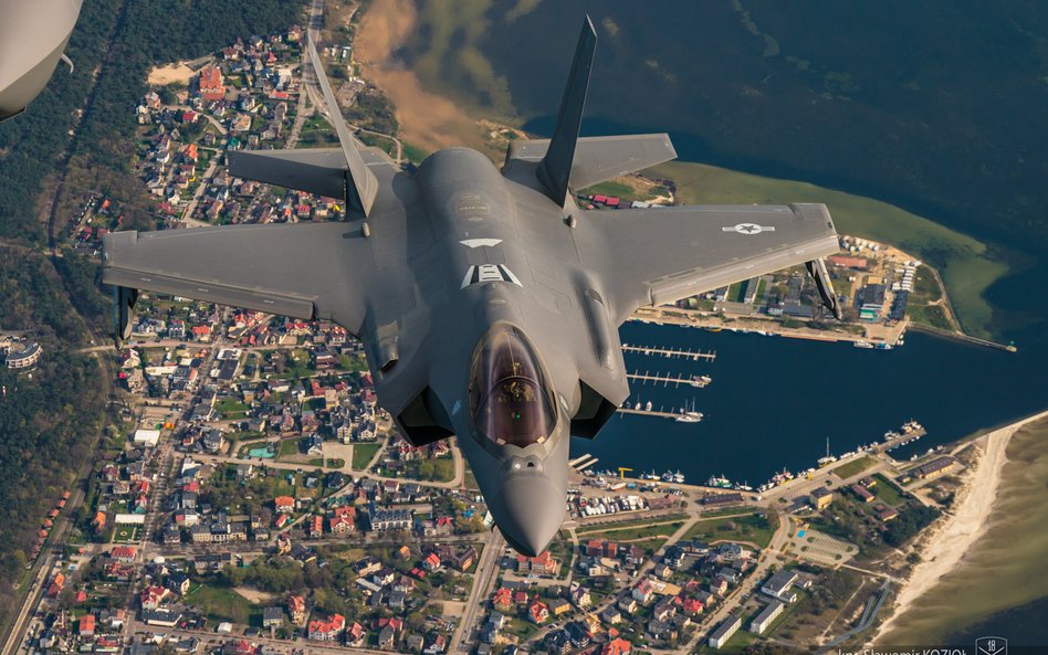 Amerykański samolot F-35 nad półwyspem helskim.