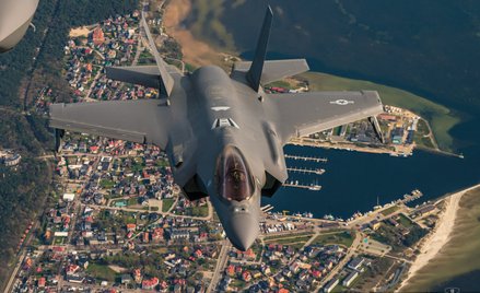 Amerykański samolot F-35 nad półwyspem helskim